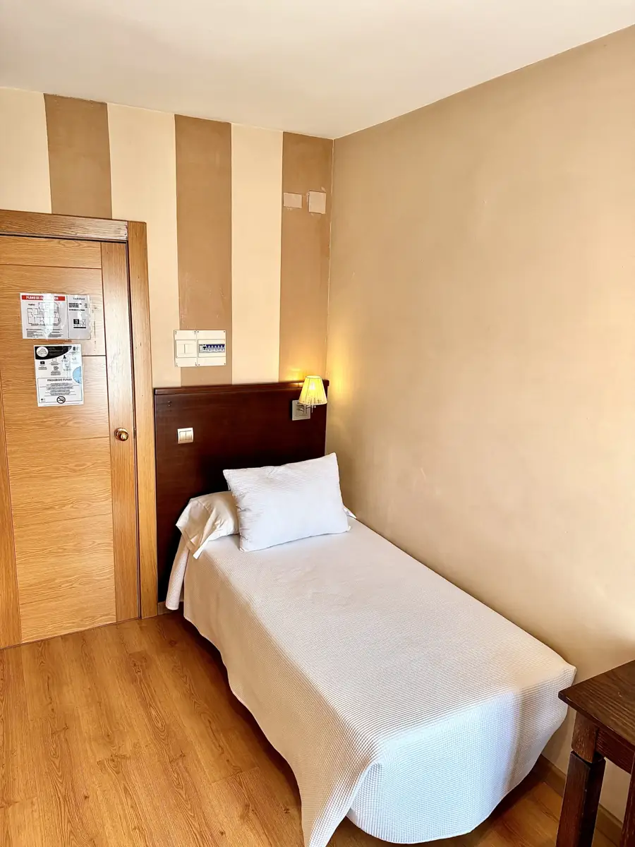 Habitación con escritorio y TV